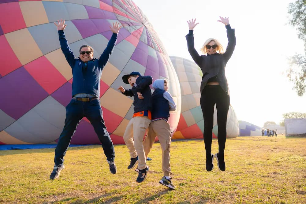 Pareja disfrutando la experiencia TeoFly en globo sobre Teotihuacán